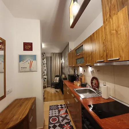 Pinewood Ang Apartment, Semiramida Hills アパート