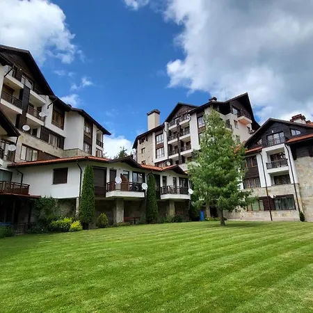 Pinewood Ang Apartment, Semiramida Hills アパート *